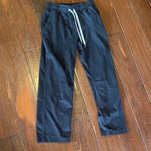 Vuori s Black halo dreamknit straight cropped